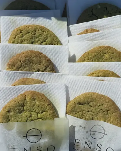 Ciastka matcha z logo ENSO