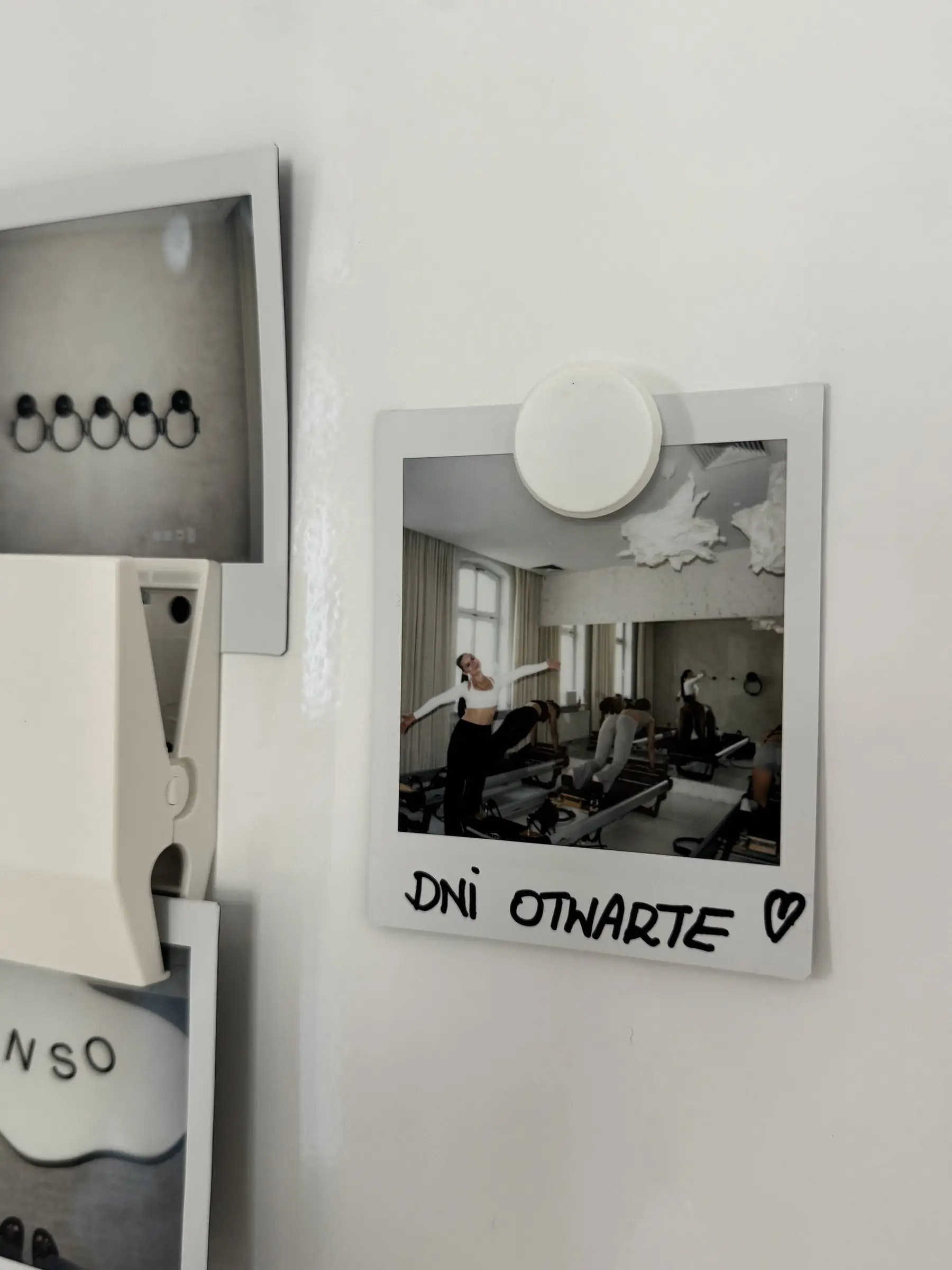 Polaroid z napisem Dni otwarte na ścianie w studiu pilates ENSO w Katowicach