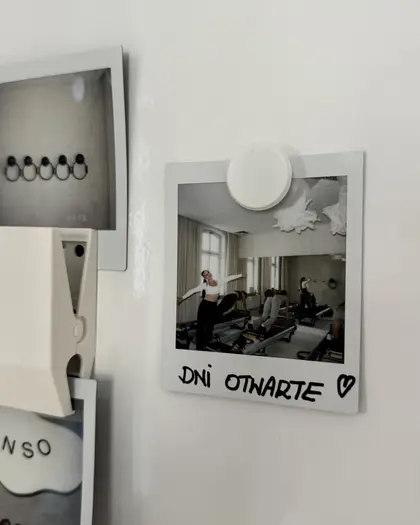Polaroid z napisem Dni otwarte na ścianie w studiu pilates ENSO w Katowicach