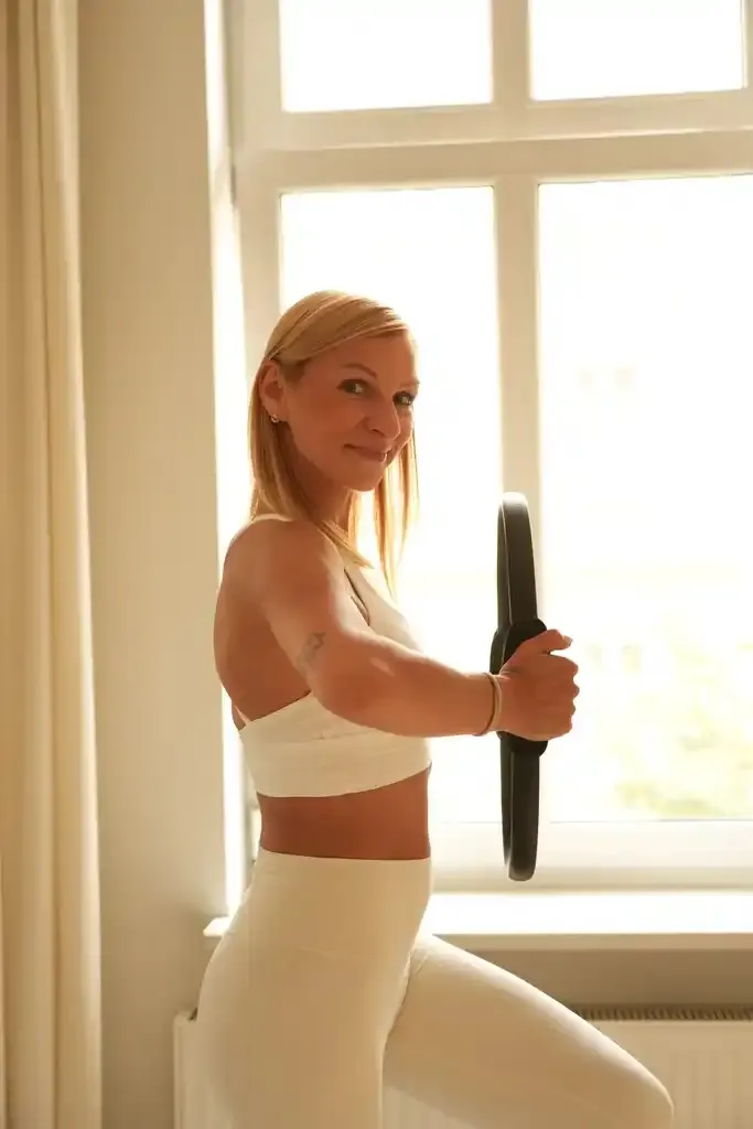 Kaja, trenerka pilates reformer w Katowicach, przy oknie studia ENSO