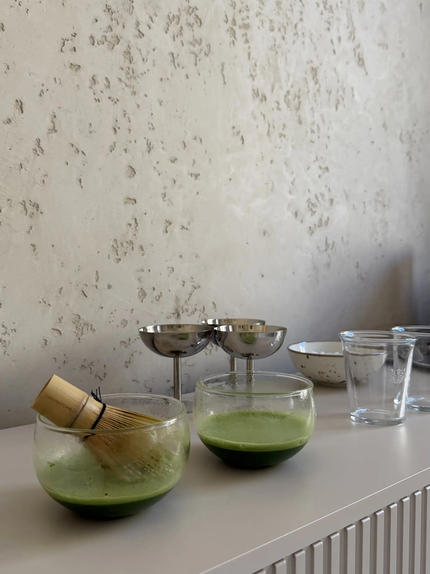 Matcha z bambusową miotełką w Strefie Chill butikowego studia pilates ENSO w Katowicach