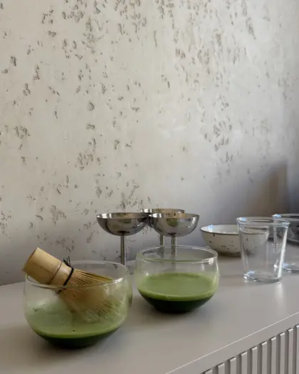 Matcha z bambusową miotełką w Strefie Chill studia pilates ENSO w Katowicach