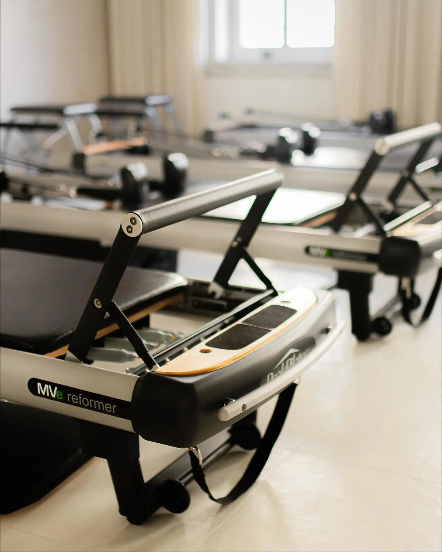 Reformer w studiu pilates ENSO w Katowicach, detal sprężyn i wózka