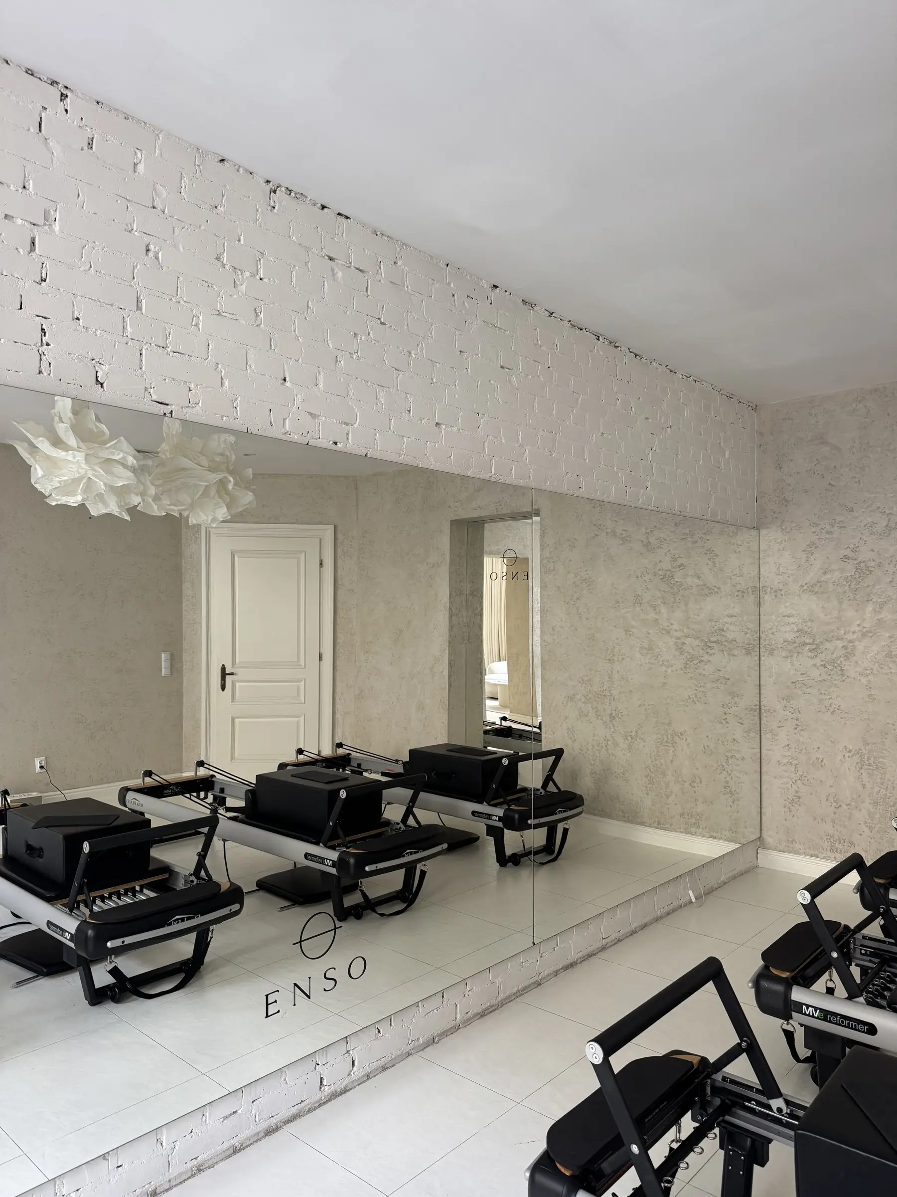 Sala reformerów z lustrem w butikowym studiu pilates w Katowicach