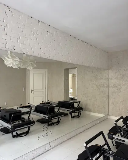 Sala pilates z lustrem i reformerami przy ul. Mariackiej w Katowicach