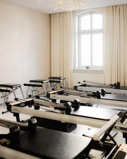 Jasna sala pilates reformer w Katowicach z wysokimi oknami