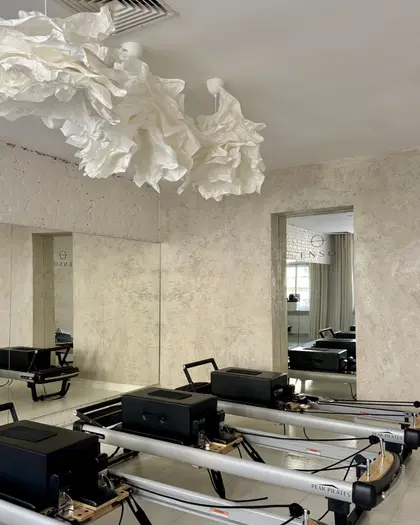 Sala reformerów pod papierowymi lampami w studiu pilates ENSO w Katowicach