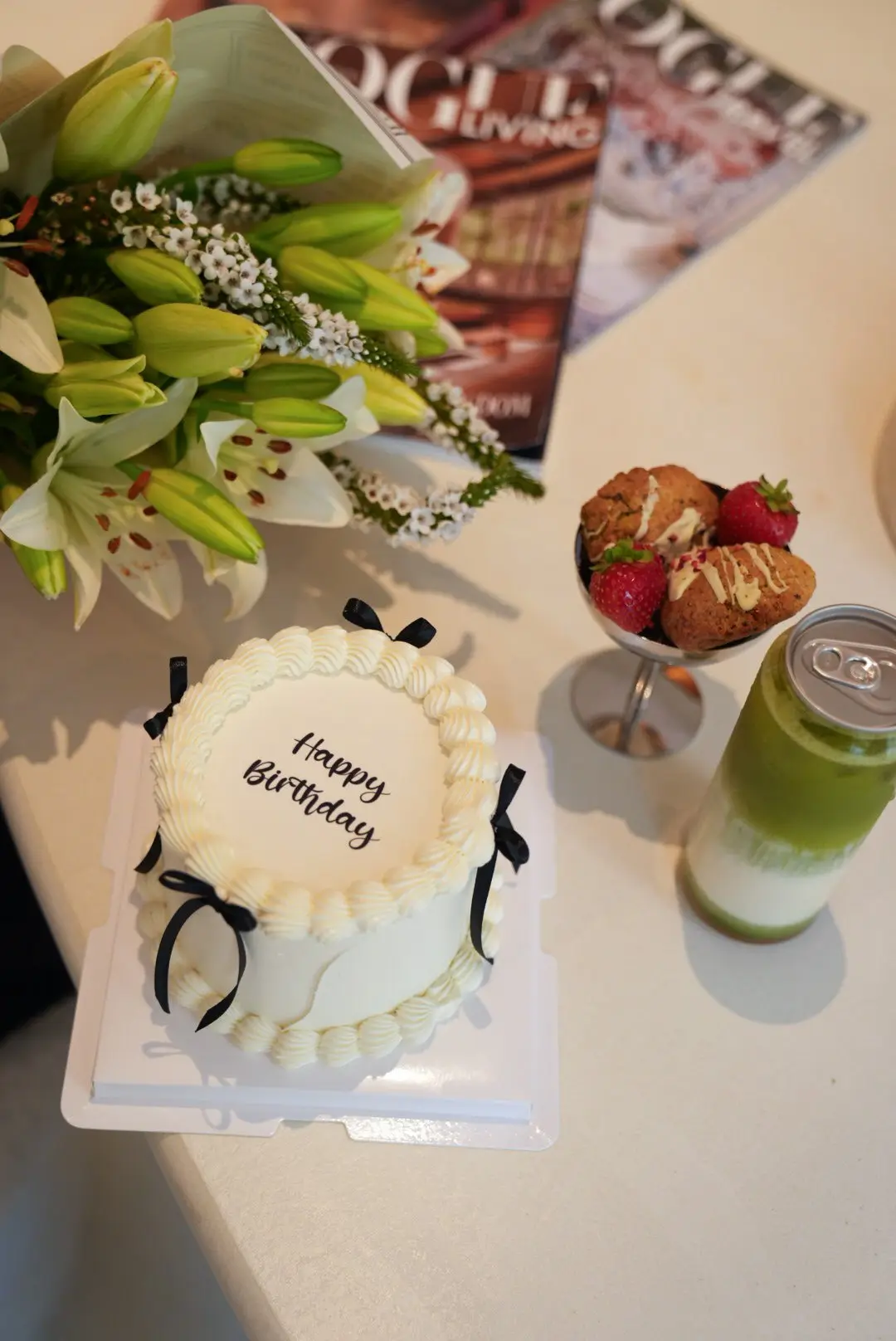 Tort, kwiaty i matcha na urodzinach w ENSO Pilates