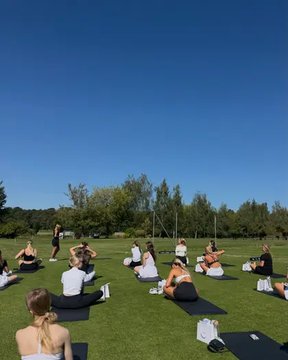 Zajęcia pilates na trawie podczas wydarzenia ENSO